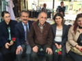 PAZAR ESNAFI HDP'LİLERİ KIRMIZI KARANFİLLERLE KARŞILADI Fotoğrafı