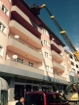 BELEDİYE EKİPLERİ ÇATILARI  VİNÇLE TEMİZLEDİ Fotoğrafı