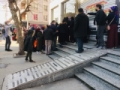 ndirim yapan mağaza önünde toplananlar Kovid-19'u hiçe saydı Fotoğrafı