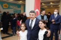 Dilovalı öğrencilerin tablet bilgisayar mutluluğu Fotoğrafı