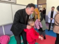 Okul sıralarında hem traş oldular hem de hediyelerini aldılar Fotoğrafı