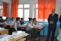 ÖĞRENCİLER TABLETLERİNİ VALİ AZİZOĞLUNUN ELİNDE ALDILAR Fotoğrafı